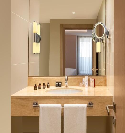 キングサイズベッド、ビュー付きデラックスルーム, Mövenpick Hotel Istanbul Bosphorus
