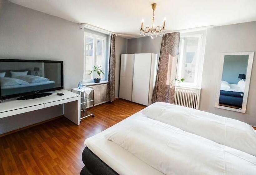 Habitación Triple Estándar, Hotel & Restaurant Tanne