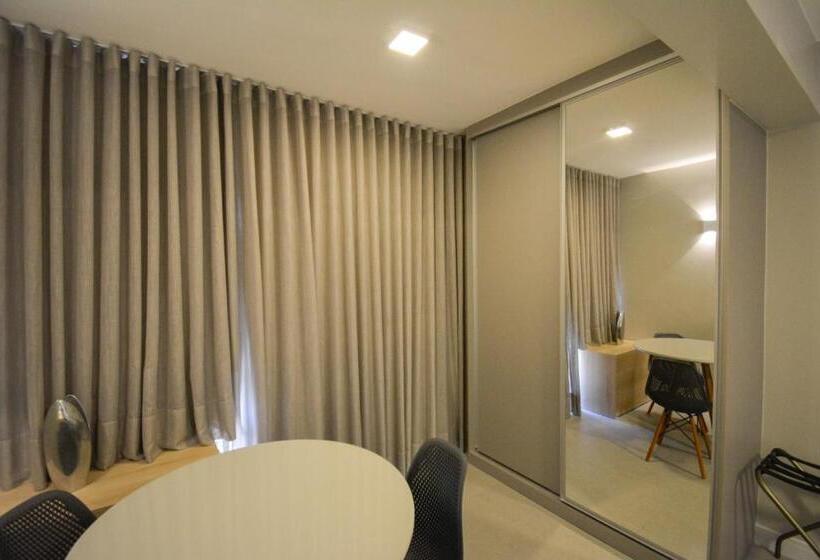 스탠다드 트리플 룸, Garvey Park