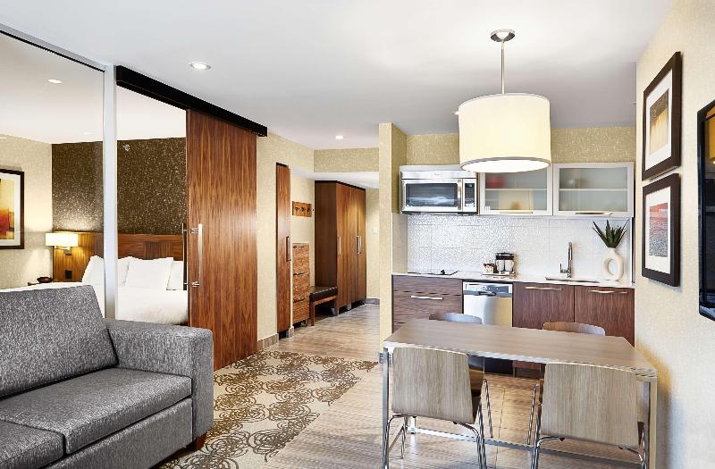 스위트 킹사이즈 침대, Hilton Montreal Laval