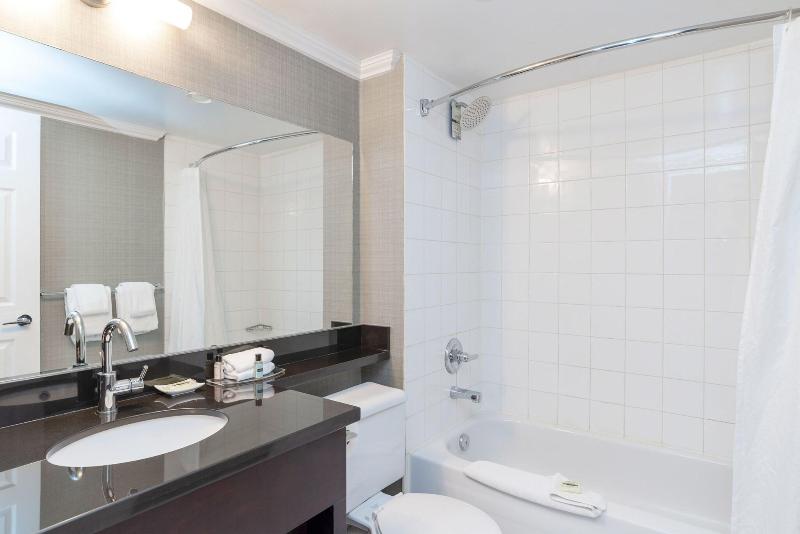 اتاق اجرایی با تخت بزرگ, Sandman Hotel Vancouver Airport