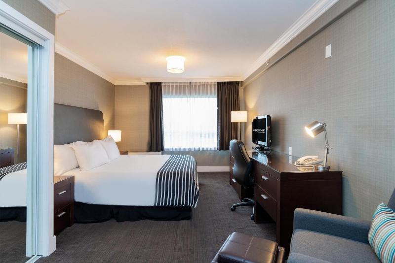 اتاق اجرایی با تخت بزرگ, Sandman Hotel Vancouver Airport