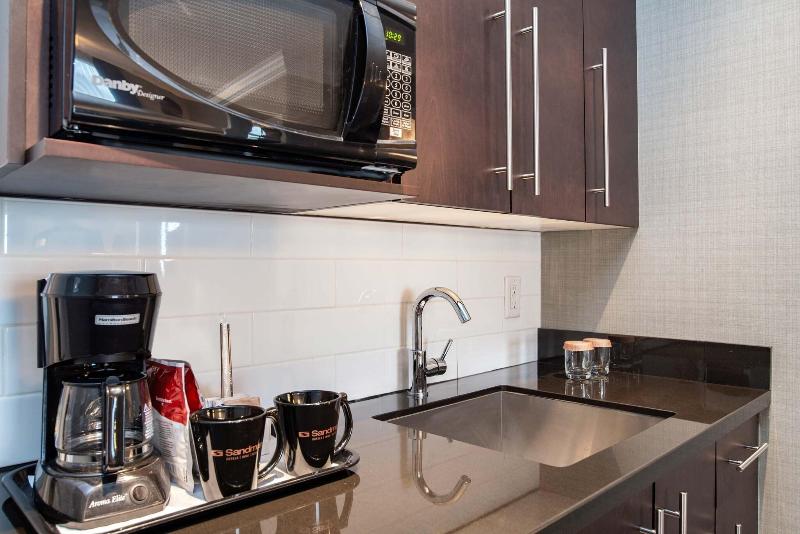 اتاق اجرایی با تخت بزرگ, Sandman Hotel Vancouver Airport