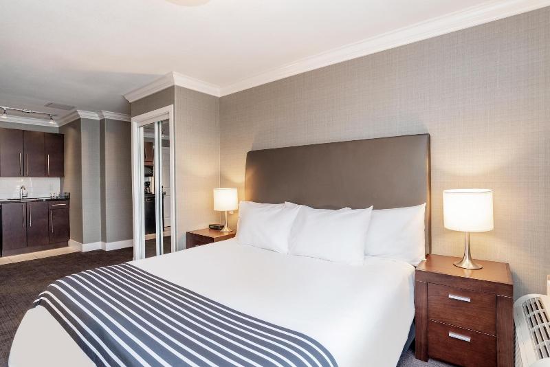 اتاق اجرایی با تخت بزرگ, Sandman Hotel Vancouver Airport