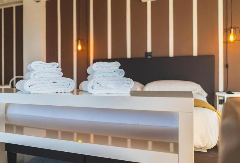 غرفة قياسية مطلّة علي البحر, Continental