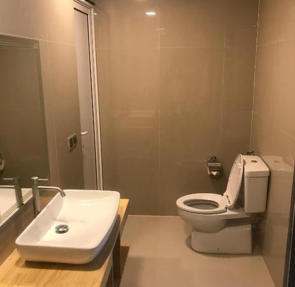 اتاق لوکس با چشم‌انداز باغ, Royal Stay Inn