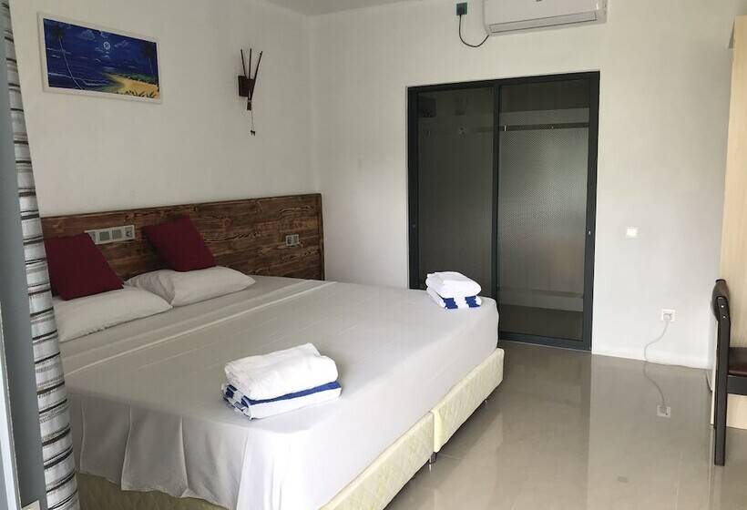 اتاق لوکس با چشم‌انداز باغ, Royal Stay Inn