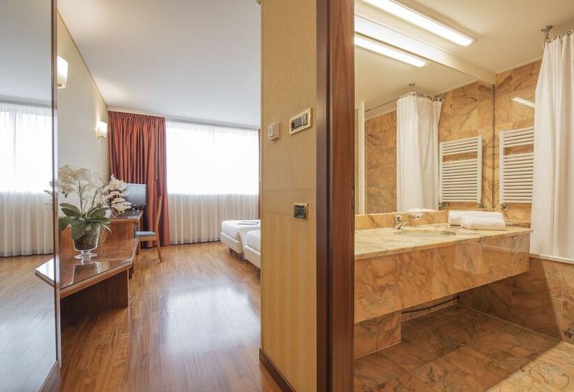스탠다드 트리플 룸, Montresor Hotel Tower