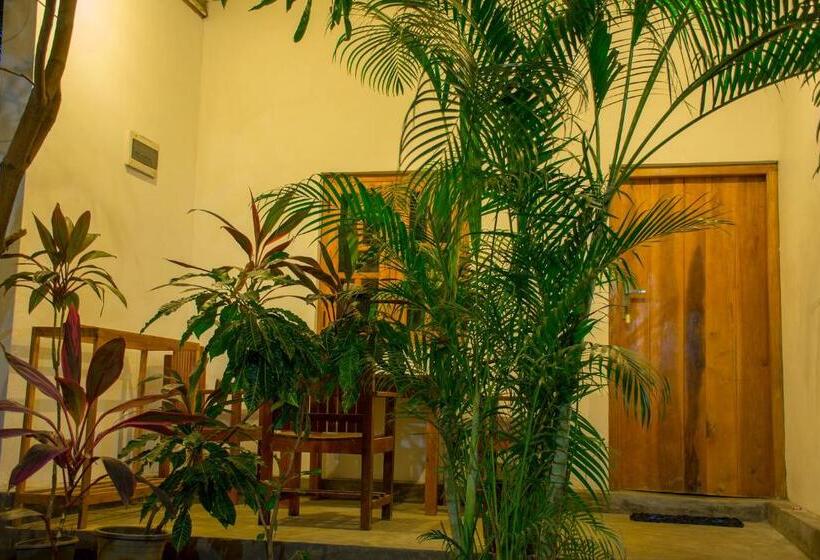 اتاق خانوادگی, Eagle Resort Arugambay
