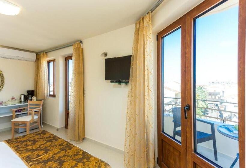 סוויטה דלוקס, Polyxenia Suites