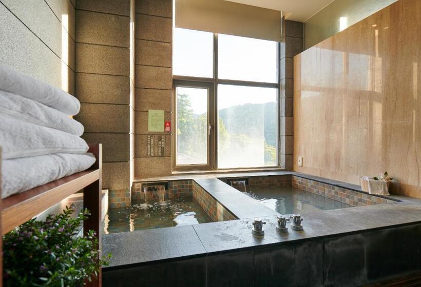 اتاق لوکس چهار تخته, Reikei Hot Spring Resort