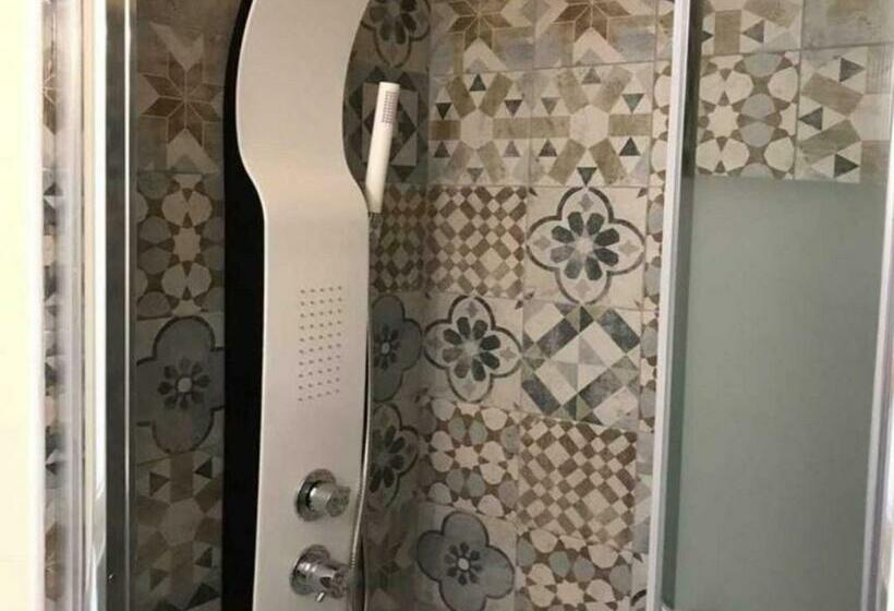 اتاق استاندارد سه تخته با سرویس بهداشتی مشترک, Central City Genova