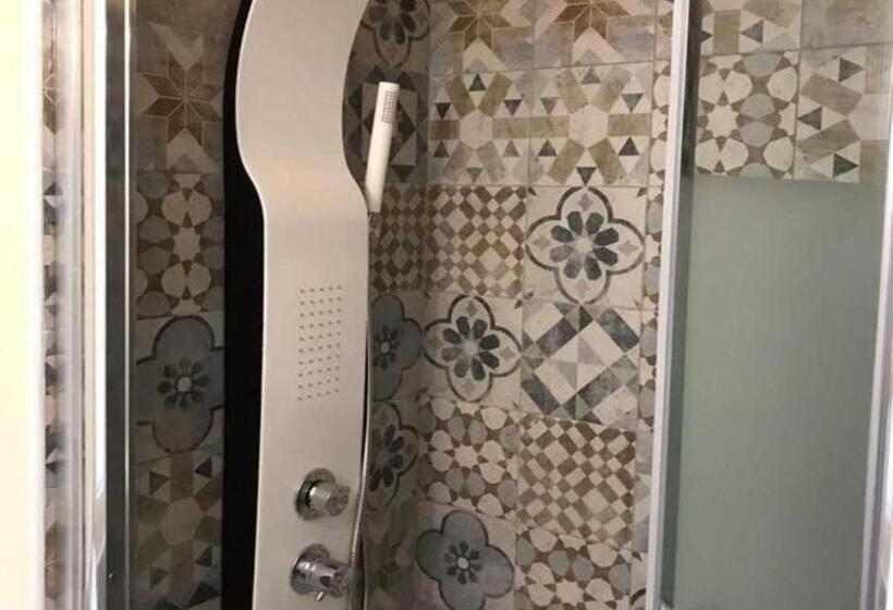 اتاق استاندارد با سرویس بهداشتی مشترک, Central City Genova