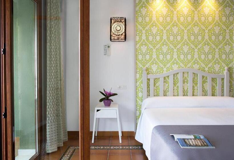 带露台的高档房间, Hostal Alhambra  Adults Only