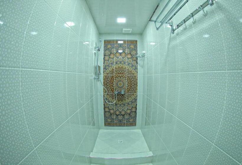 سوییت, Manija Hostel