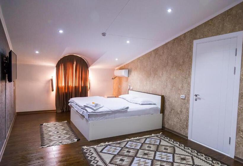 سوییت, Manija Hostel
