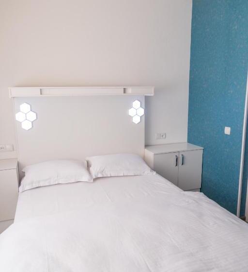 سوییت, Manija Hostel