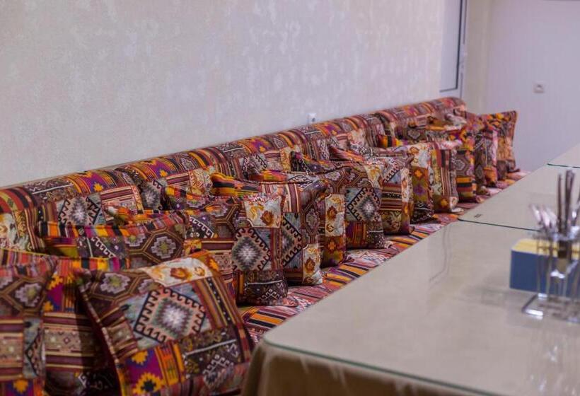 سوییت, Manija Hostel