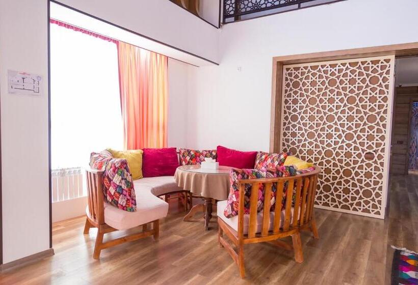 سوییت, Manija Hostel