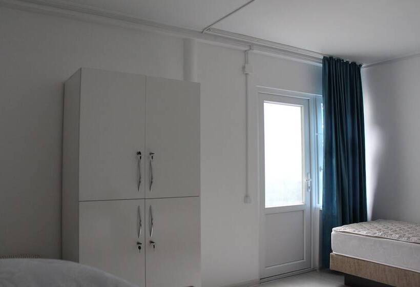 تختخواب در اتاق مشترک, Park Hostel Osh