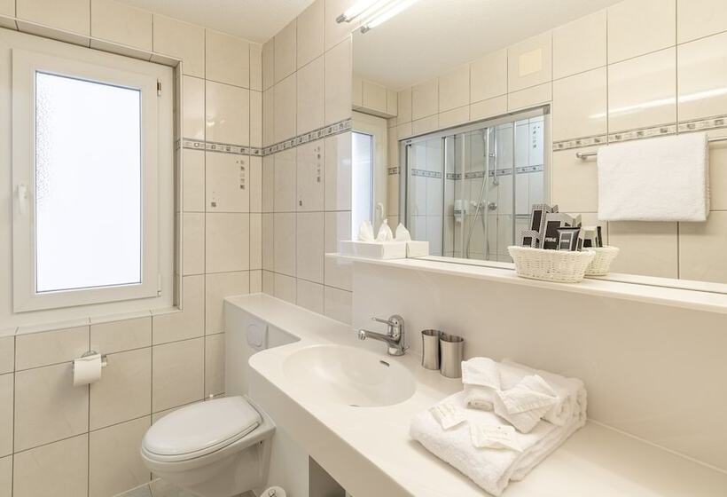 اتاق خانوادگی با چشم‌انداز کوه, Grichting Hotel & Serviced Apartments