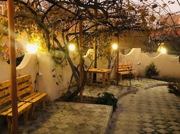 تختخواب در اتاق مشترک, M&g Hostel And Tours