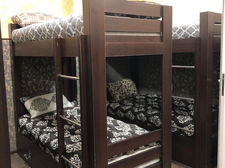 تختخواب در اتاق مشترک, M&g Hostel And Tours