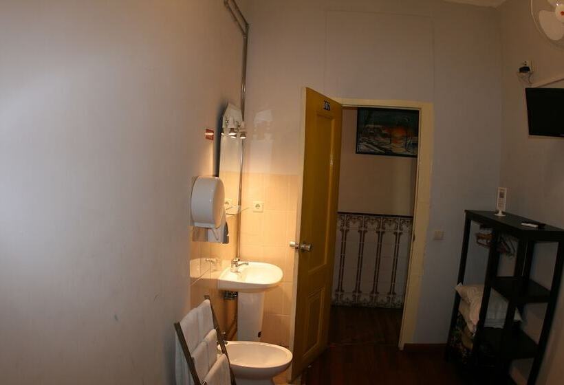 اتاق استاندارد با سرویس بهداشتی مشترک, Mana Guest House