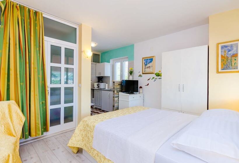 סטודיו סטנדרטי עם נוף לים ומרפסת, Guest House Avdic