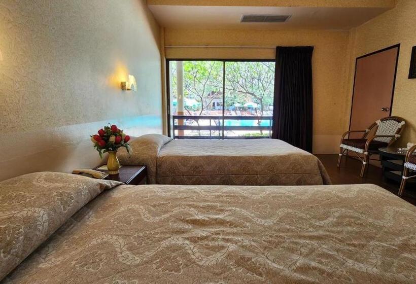带泳池观景的豪华房, Pattaya Garden Resort