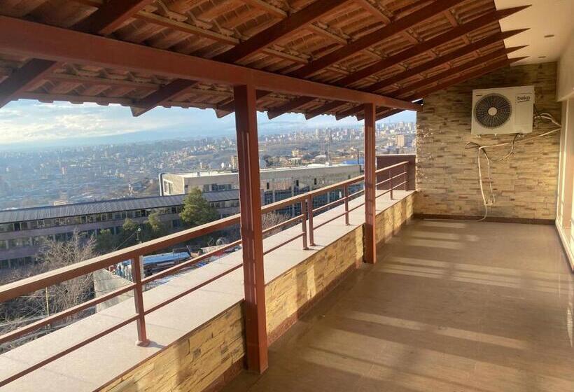 سوئیت با بالکن, Grand Hills