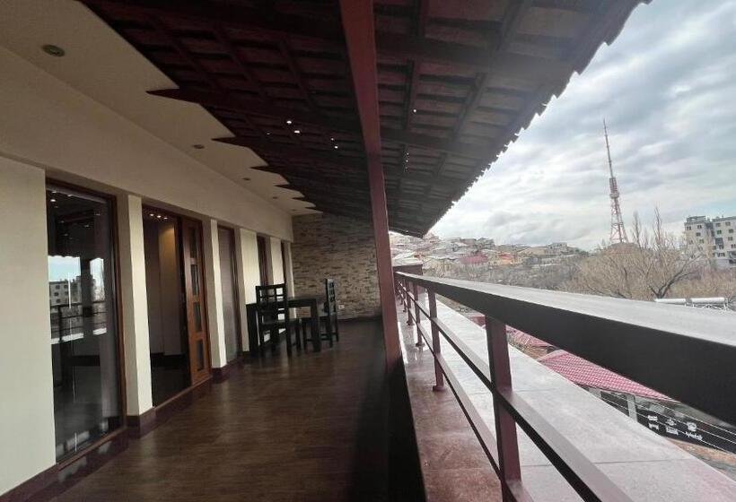 سوئیت با بالکن, Grand Hills