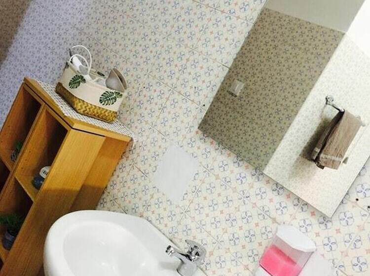 标准三人间共用浴室, Bb Stay Station