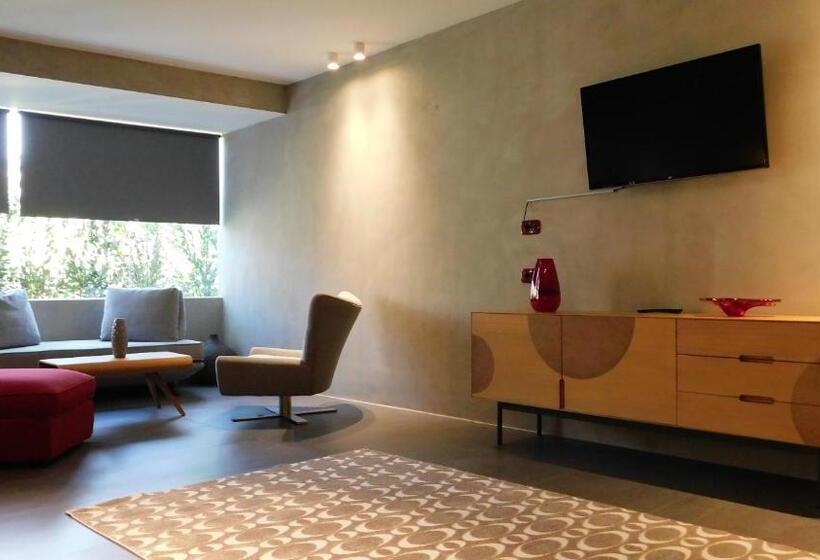 Superior suite with garden view, 101 Adrianou Apartments