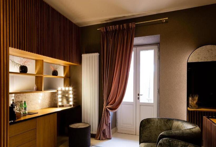 سوئیت جونیور با ماساژ آبی, Villa Riviera Resort