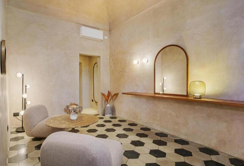 سوییت با چشم‌انداز باغ, Villa Riviera Resort