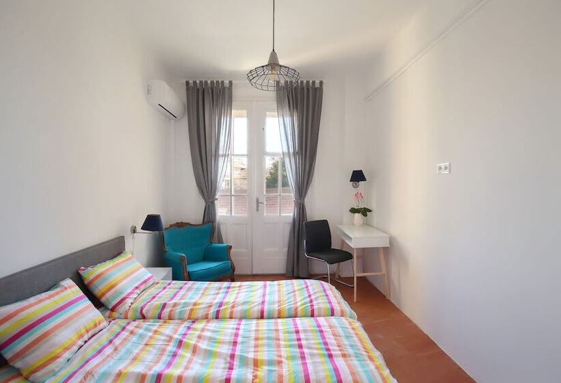 اتاق لوکس با چشم‌انداز شهر, Hostel Musala
