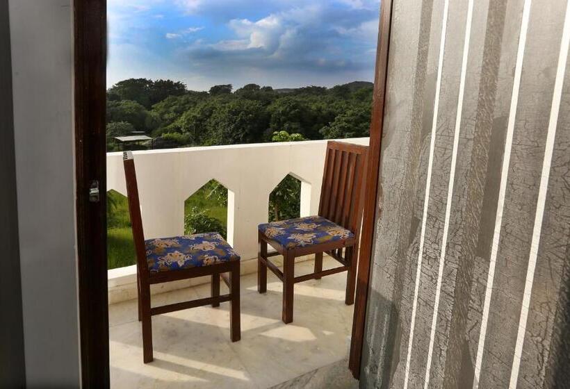 带大床的豪华间, Narayan Niwas Resort
