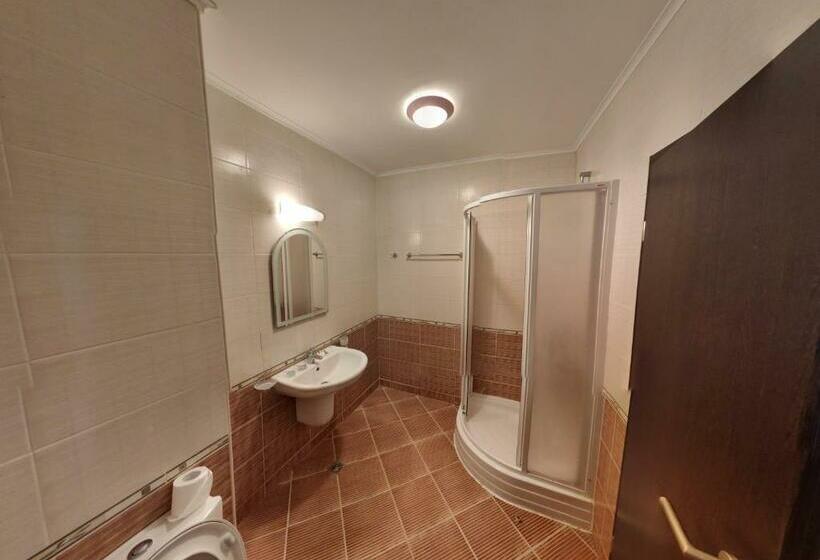 Quarto Triplo Estandar com Sacada, Hostel Coral City