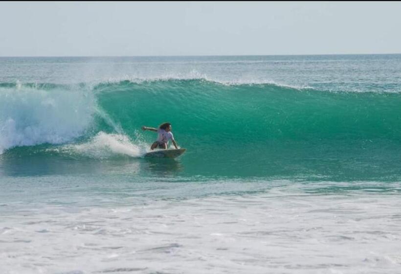 اتاق استاندارد سه نفره, Mola Mola Surf Popoyo