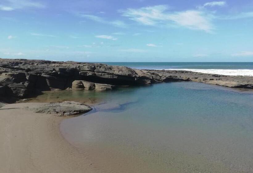 اتاق استاندارد سه نفره, Mola Mola Surf Popoyo
