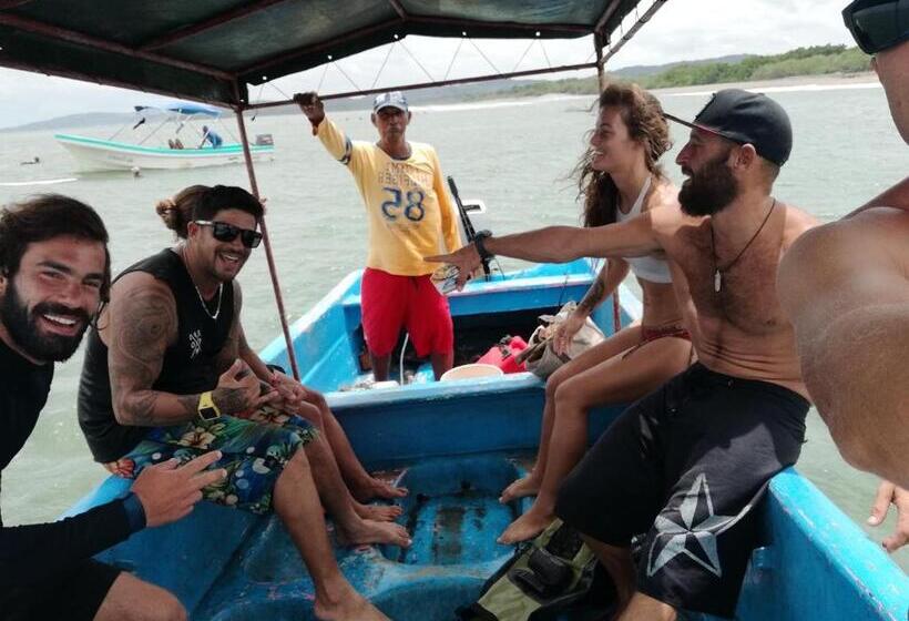 تختخواب در اتاق مشترک, Mola Mola Surf Popoyo