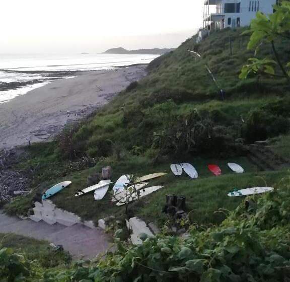 تختخواب در اتاق مشترک, Mola Mola Surf Popoyo