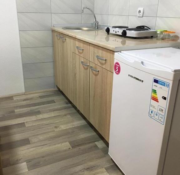 استودیو خانوادگی, Stella Apartments