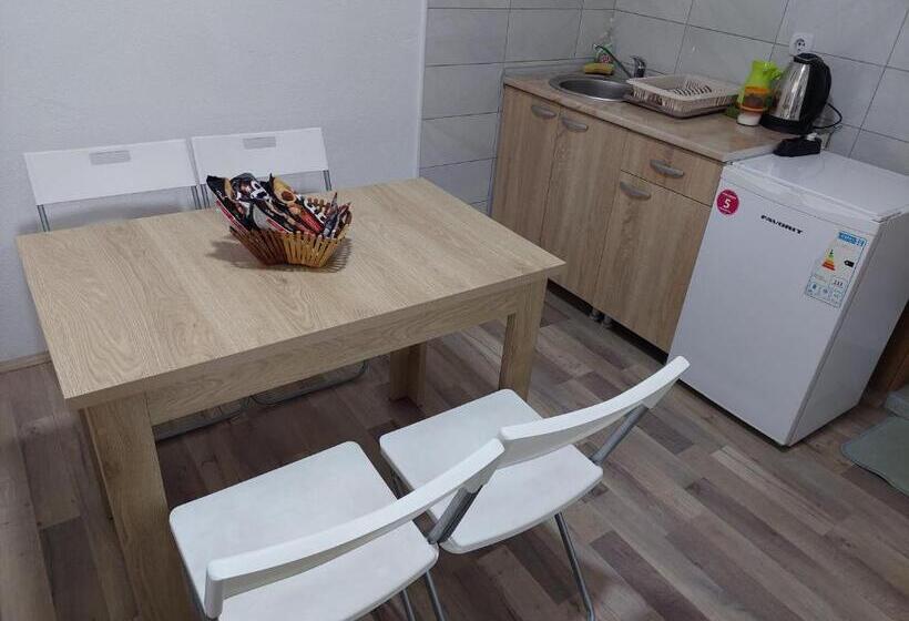 استودیوی استاندارد, Stella Apartments