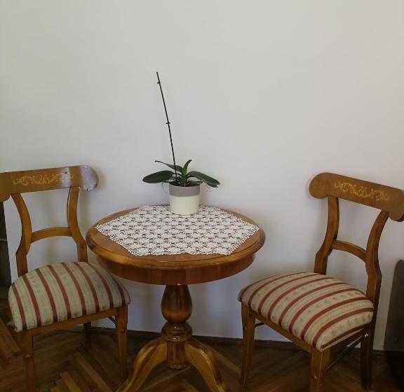 اتاق استاندارد سه نفره, Tulipanvendeghaz