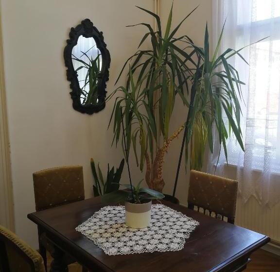 اتاق استاندارد سه نفره, Tulipanvendeghaz