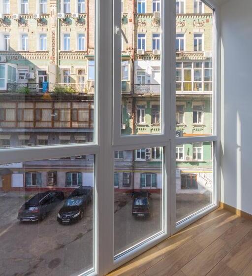 سوئیت با بالکن, Secret Apartments