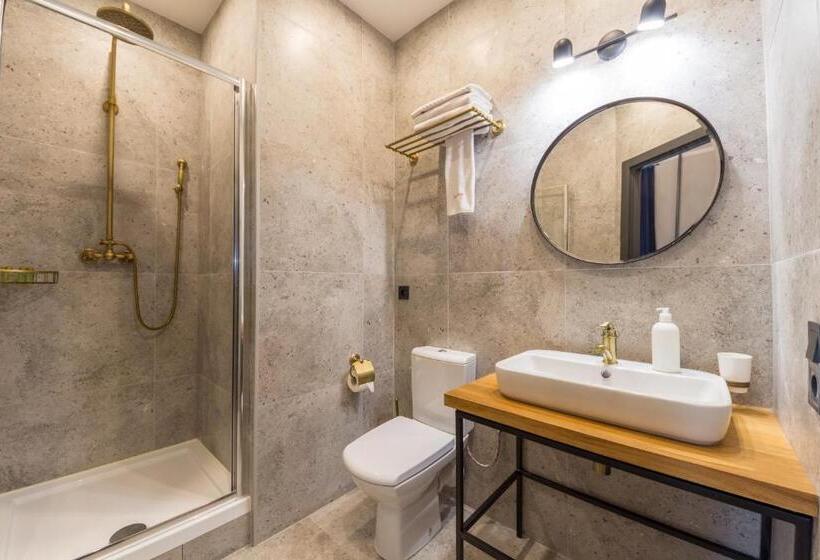 سوئیت با بالکن, Secret Apartments
