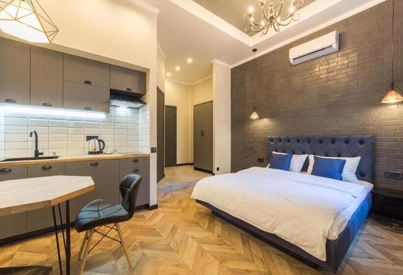سوئیت با بالکن, Secret Apartments